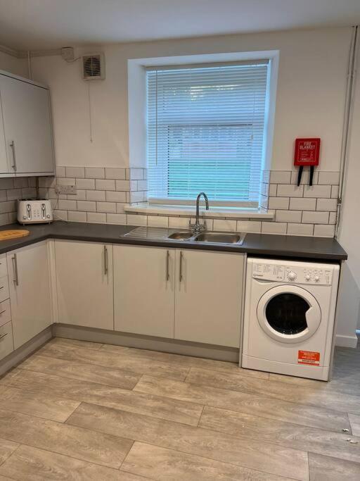 Bridge Place - Spacious Home With Plenty Of Beds! Merthyr Tydfil Ngoại thất bức ảnh