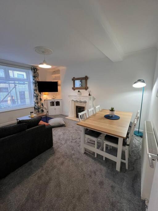 Bridge Place - Spacious Home With Plenty Of Beds! Merthyr Tydfil Ngoại thất bức ảnh